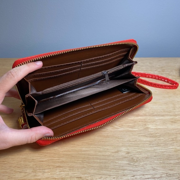 Red Wallet - Picture 5 of 9